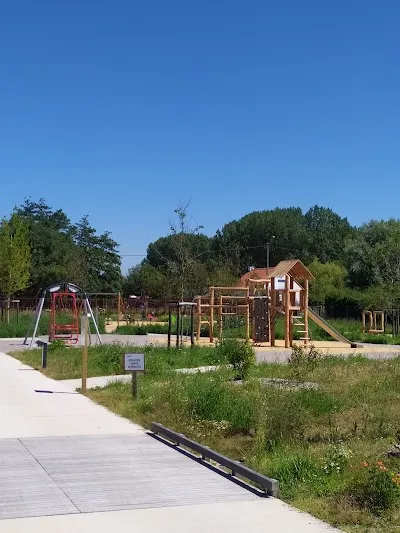 Parc avec balançoire fauteuil roulant