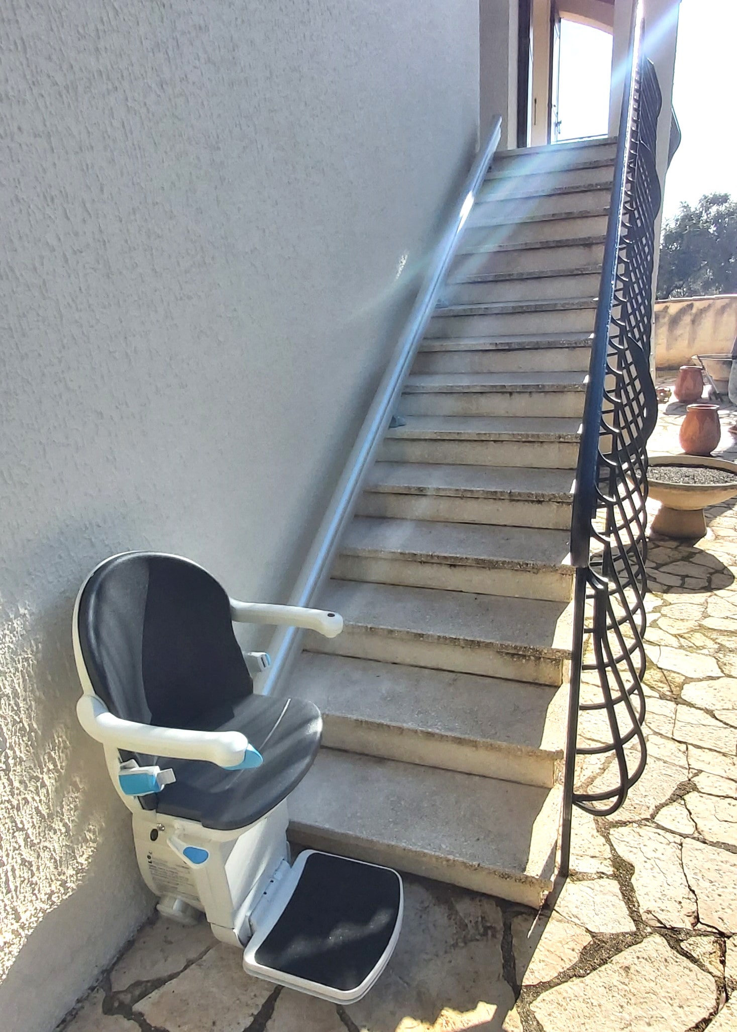 Comment installer un monte-escalier extérieur ?